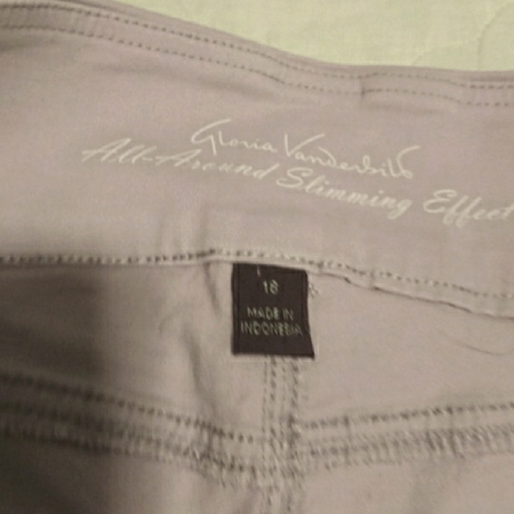 Gloria Vanderbilt Purple Bermuda Shorts Tailored  98% Cotton 2% Spandex - Picture 3 of 11